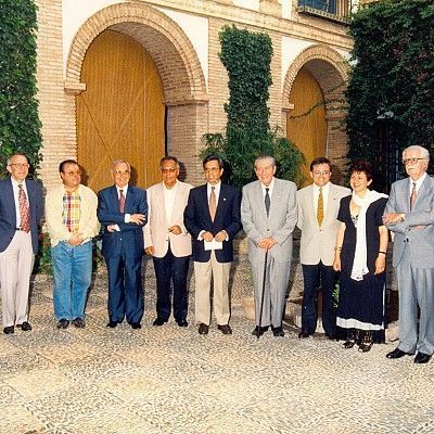 1994. Con Francisco Solano Márquez, Carlos Clementson, Pablo García Baena, Ángel Aroca, Mario López, Antonio Rodríguez, Luis Jiménez Martos y Vicente Núñez. Palacio de Viana, Córdoba